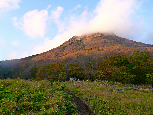 hiking Mt Yufu, Japan | besthike.com
